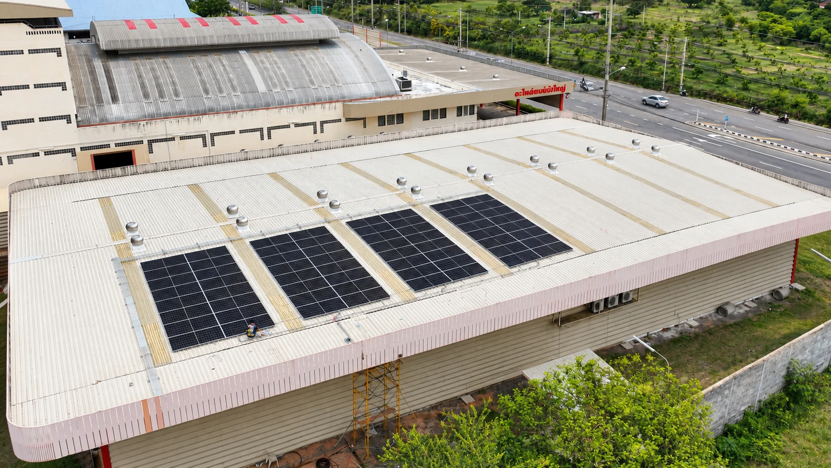 งานติดตั้งโซลาร์รูฟท็อปโรงงาน 41.28 kWp ระบบ 3 เฟส — อินเวอร์เตอร์ Huawei SUN2000-40K-MC0 แผง LONGi 645 W (SUNX-100010635 ภาพที่ 1)