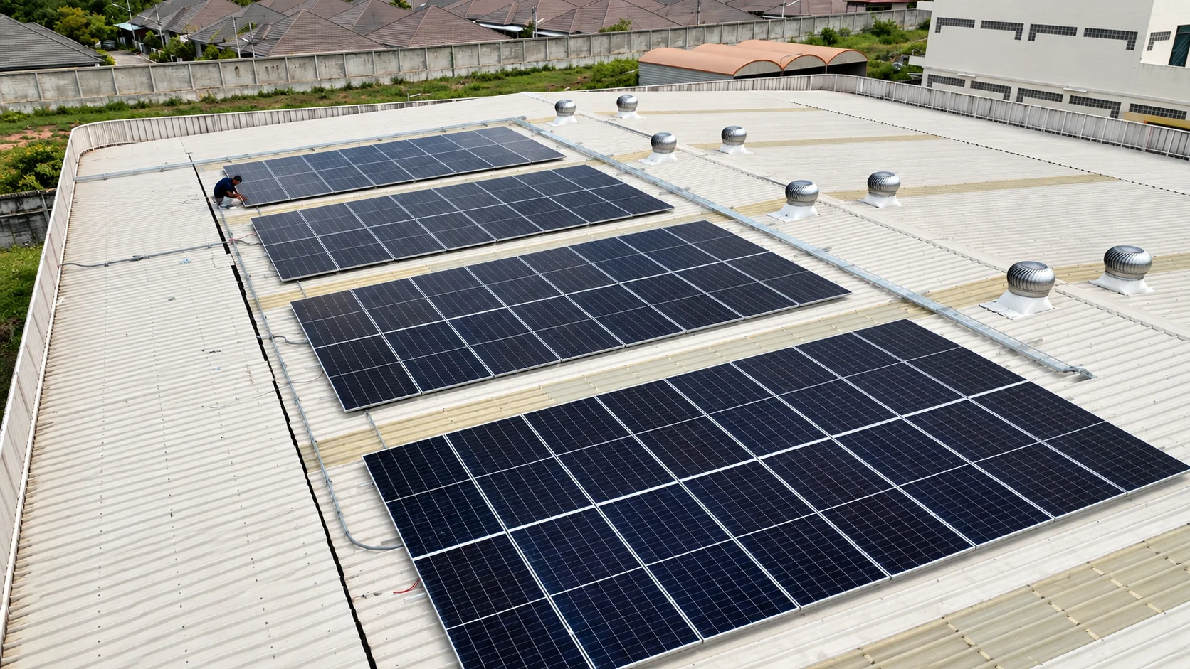 งานติดตั้งโซลาร์รูฟท็อปโรงงาน 41.28 kWp ระบบ 3 เฟส — อินเวอร์เตอร์ Huawei SUN2000-40K-MC0 แผง LONGi 645 W (SUNX-100010635 ภาพที่ 2)