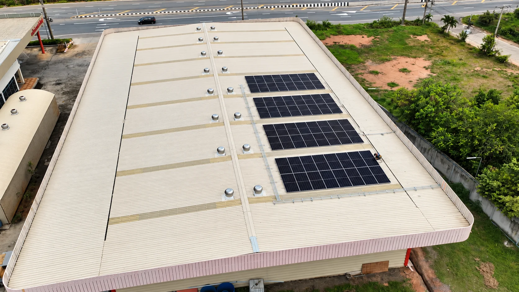 งานติดตั้งโซลาร์รูฟท็อปโรงงาน 41.28 kWp ระบบ 3 เฟส — อินเวอร์เตอร์ Huawei SUN2000-40K-MC0 แผง LONGi 645 W (SUNX-100010635 ภาพที่ 3)