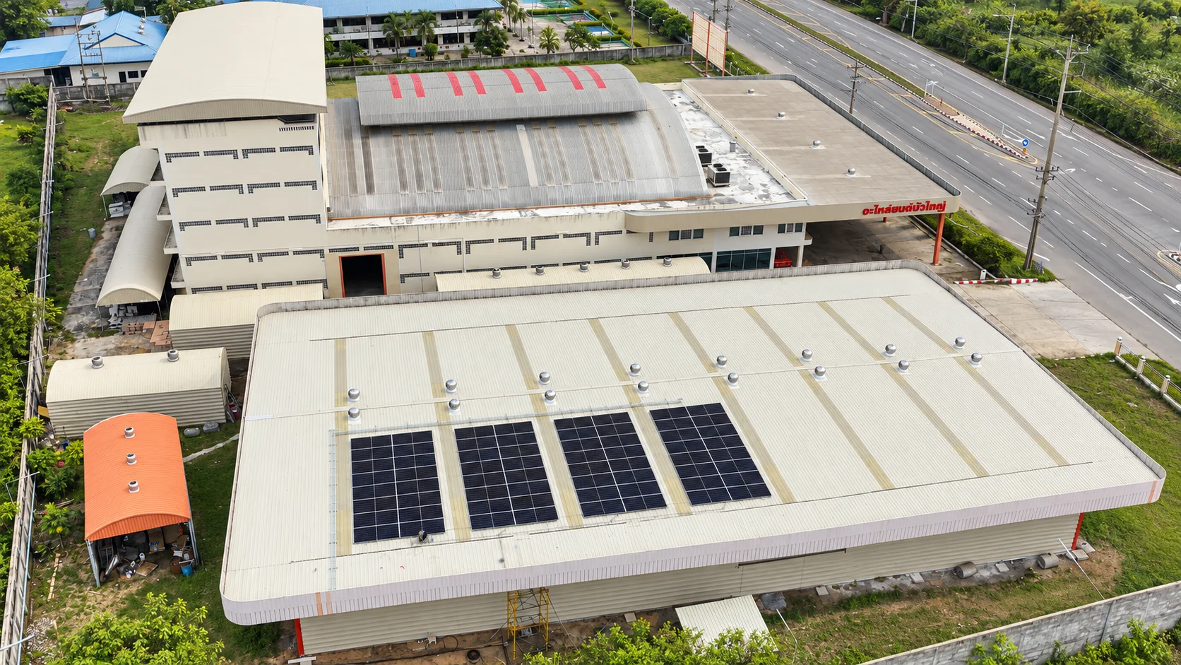 งานติดตั้งโซลาร์รูฟท็อปโรงงาน 41.28 kWp ระบบ 3 เฟส — อินเวอร์เตอร์ Huawei SUN2000-40K-MC0 แผง LONGi 645 W (SUNX-100010635 ภาพที่ 4)